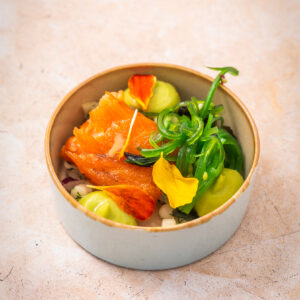 Hapje warmgerookte zalm, avocado, fregola, wakame eindejaar