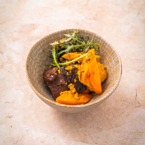 Hapje gelakte shortrib, crème van wortel, mimolette eindejaar